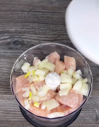 Самые простые куриные колбаски за 10 минут: вы точно перестанете есть магазинные